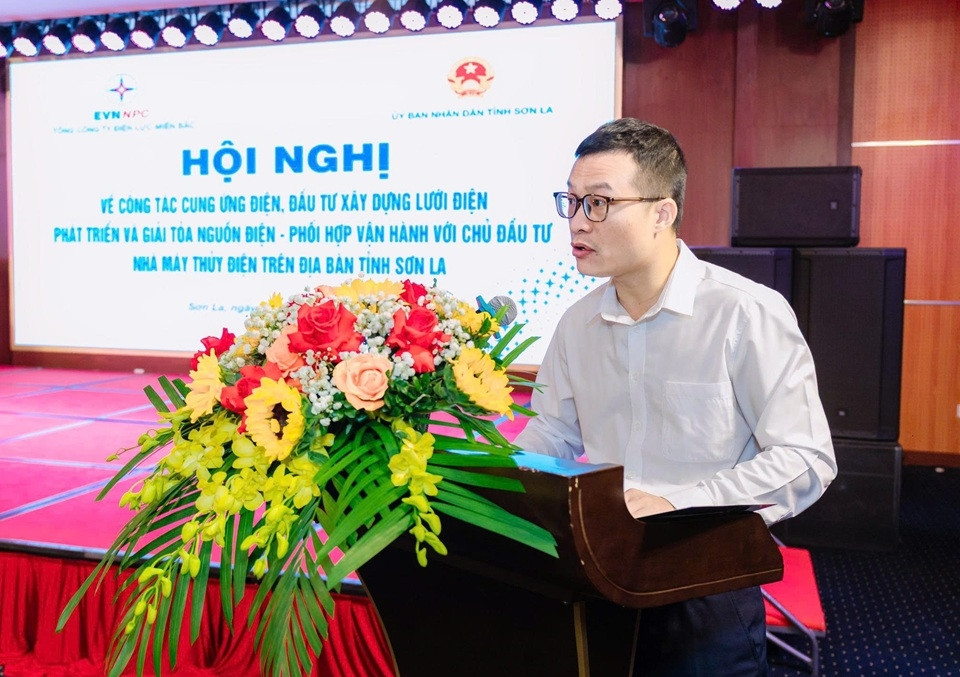 Ông Nguyễn Văn Dũng - Phó Trưởng phòng Điều độ, Công ty TNHH MTV Vận hành hệ thống điện và thị trường điện Quốc gia (NSMO) phát biểu tại Hội nghị. Ảnh NPC