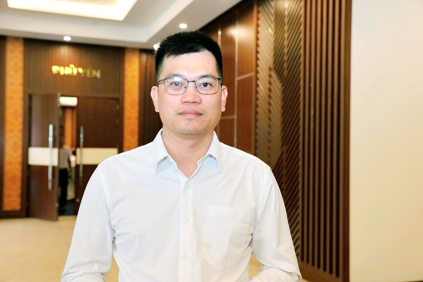 Ông Nguyễn Văn Quốc, Phó Giám đốc Công ty TNHH Xây dựng và Thương mại Tiến Anh chia sẻ về công tác phối hợp vận hành, bảo đảm an toàn và hiệu quả phát điện. Ảnh NPC