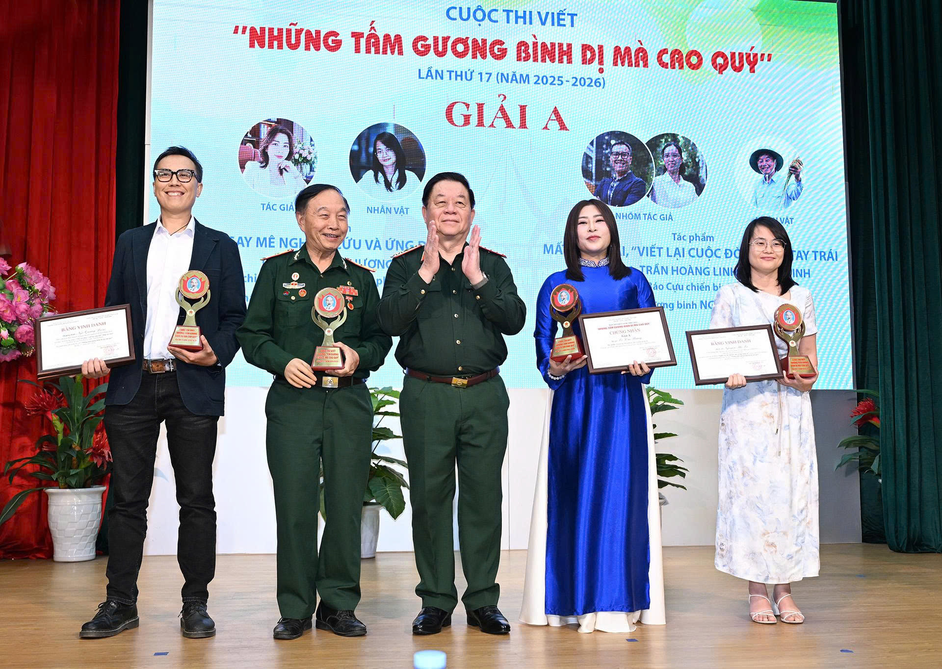 Đại tướng Nguyễn Trọng Nghĩa trao giải A cho các tác giả