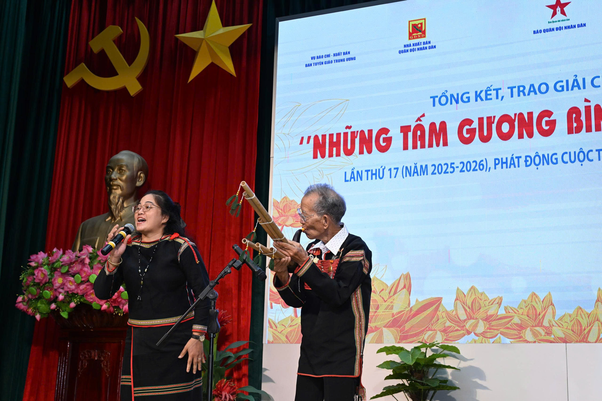 Nghệ nhân Ưu tú Y Bhiông (Ama H'Loan), buôn Ako Dhong, phường Buôn Ma Thuột, Đắk Lắk, nhân vật trong tác phẩm ”'Báu vật sống' giữa đại ngàn” của tác giả Phùng Văn Minh, giải Khuyến khích cuộc thi
