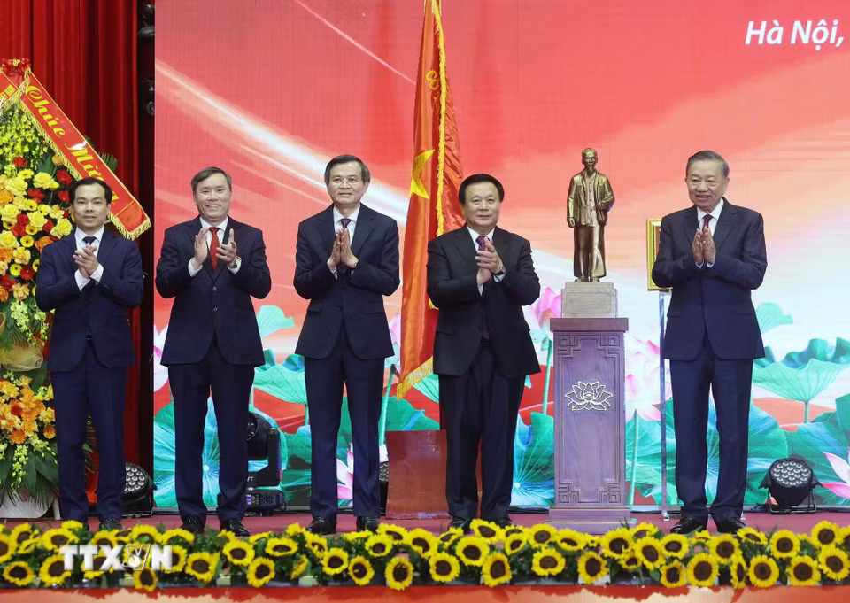 Tổng Bí thư, Chủ tịch nước Tô Lâm tặng bức tượng Chủ tịch Hồ Chí Minh cho Hội đồng Lý luận Trung ương