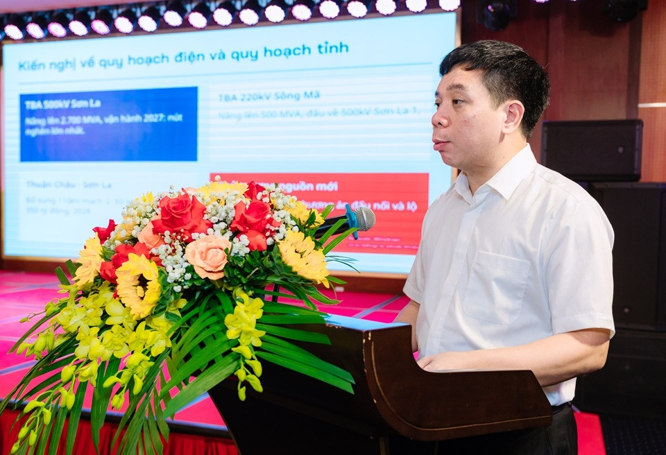 Ông Nguyễn Danh Đức, Trưởng ban Kỹ thuật EVNNPC trình bày báo cáo về tình hình cung ứng điện, đầu tư phát triển lưới điện, giải tỏa nguồn điện và công tác phối hợp vận hành các nhà máy thủy điện tại Hội nghị. Ảnh NPC