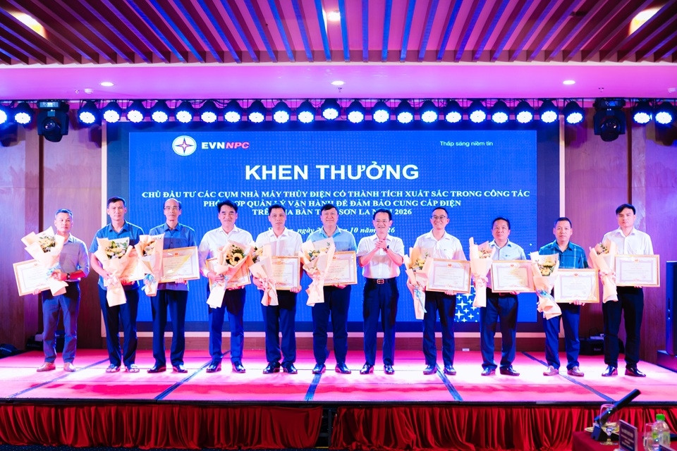 Tổng Giám đốc EVNNPC Nguyễn Đức Thiện trao Giấy khen cho các đơn vị chủ đầu tư nhà máy thủy điện có thành tích xuất sắc trong công tác phối hợp quản lý vận hành năm 2026. Ảnh NPC