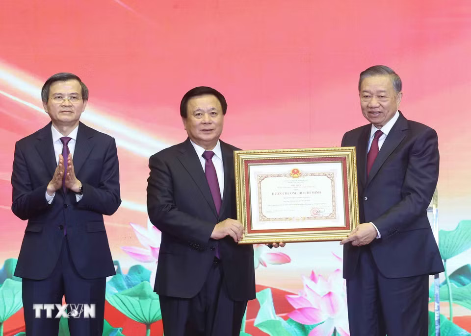 Tổng Bí thư, Chủ tịch nước Tô Lâm trao Huân chương Hồ Chí Minh tặng Hội đồng Lý luận Trung ương