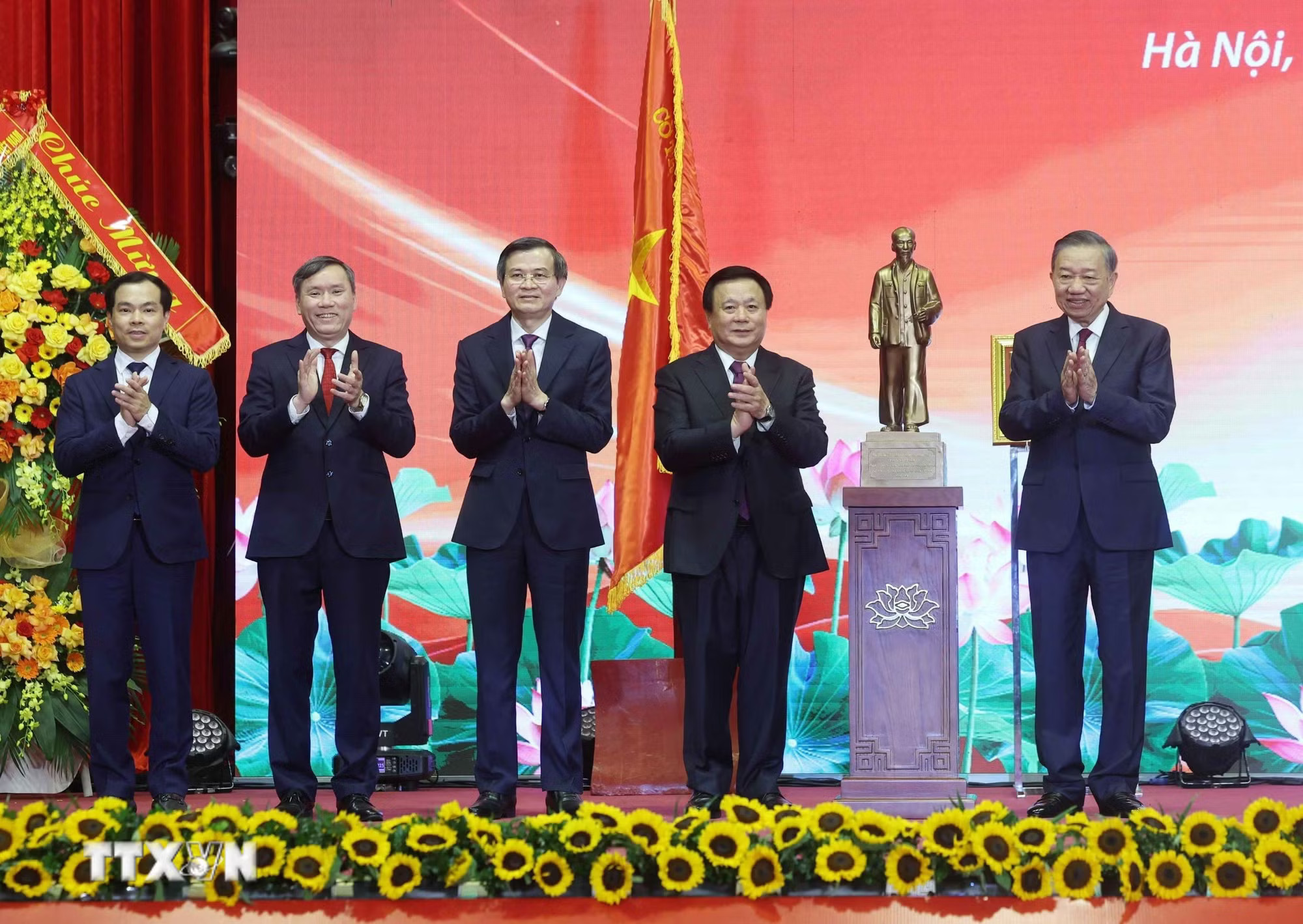 Tổng Bí thư, Chủ tịch nước Tô Lâm tặng bức tượng Chủ tịch Hồ Chí Minh cho Hội đồng Lý luận Trung ương