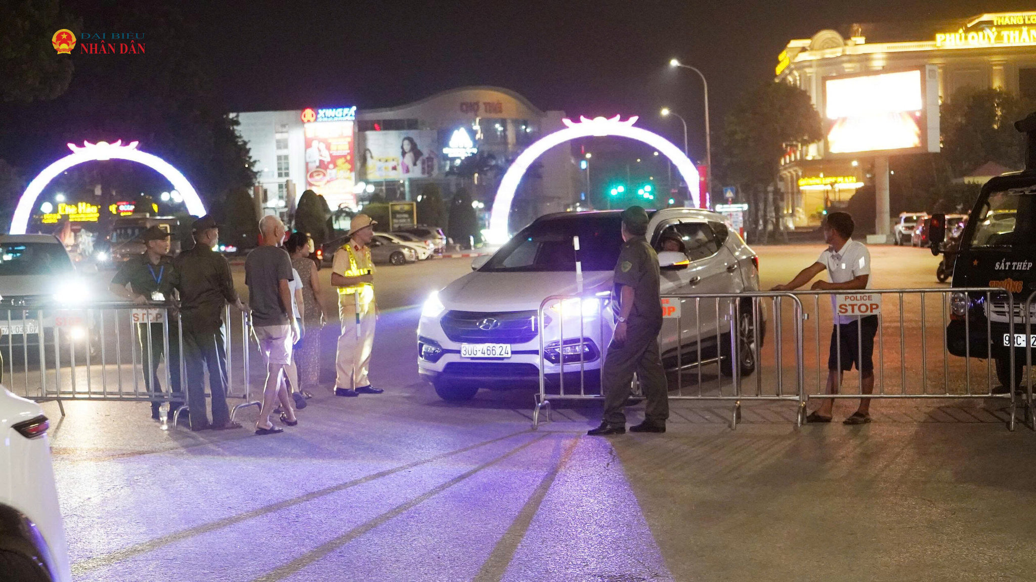 Lực lượng Cảnh sát giao thông, an ninh cơ sở lập các chốt kiểm soát an ninh từ sớm, từ xa