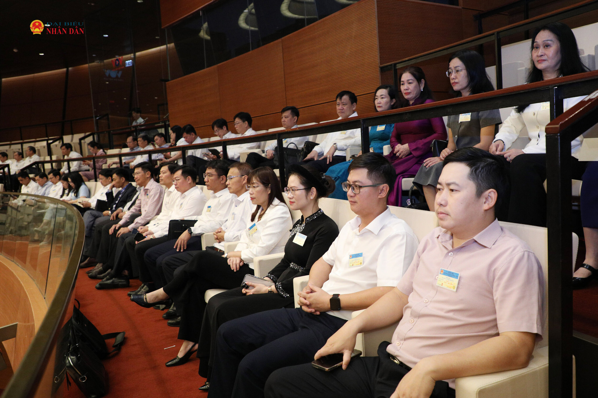 Đại biểu HĐND các tỉnh, thành phố tham dự phiên thảo luận tại hội trường sáng 30/10 (Ảnh: Khánh Duy)