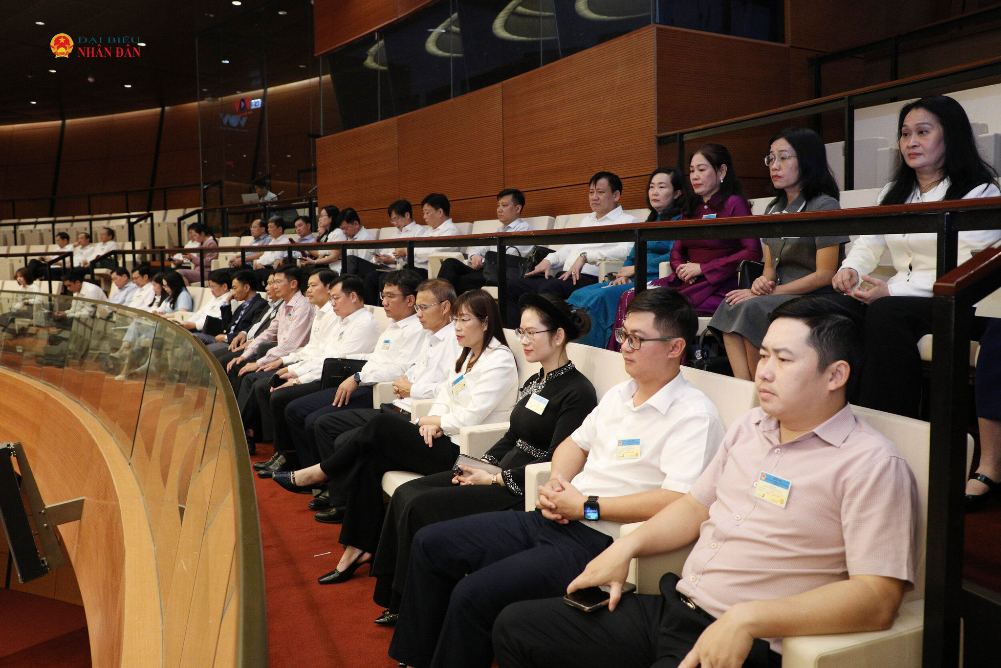 Đại biểu HĐND các tỉnh, thành phố tham dự phiên thảo luận tại hội trường sáng 30/10 (Ảnh: Khánh Duy)