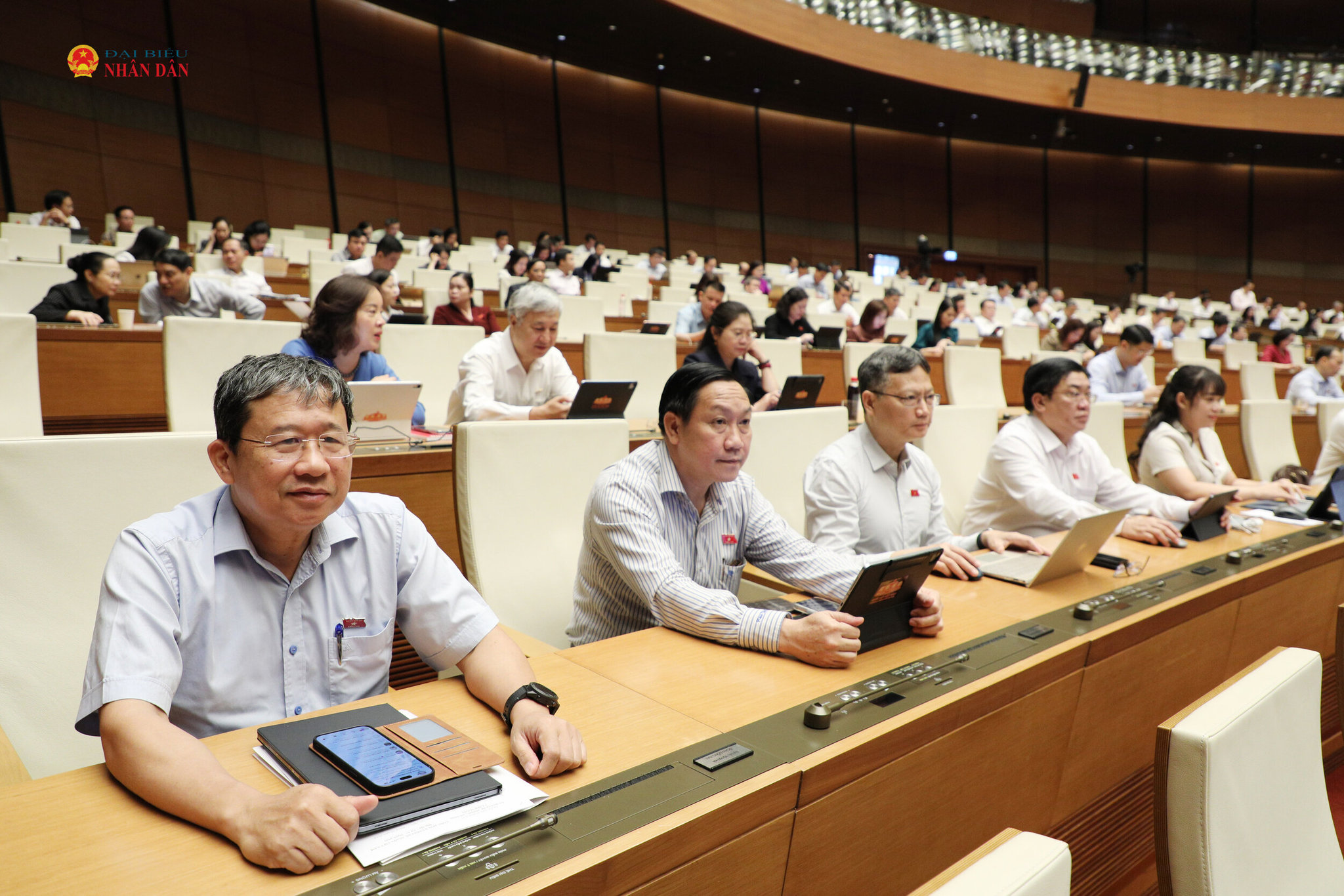 Các đại biểu tham dự phiên thảo luận tại hội trường sáng 30/10