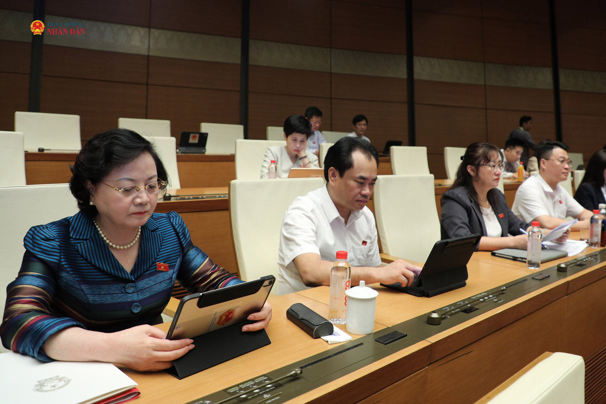 Các ĐBQH tham dự phiên thảo luận tại hội trường
