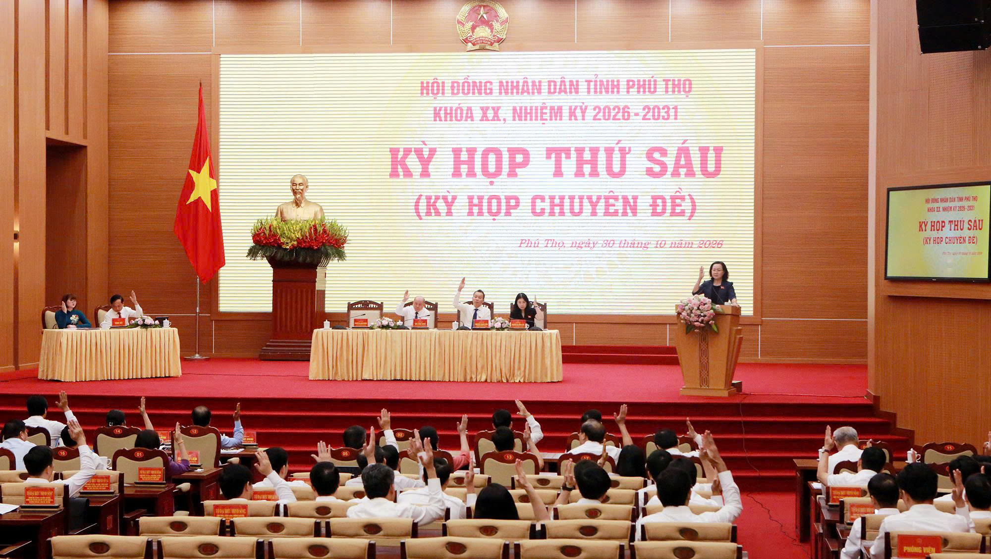 Các đại biểu biểu quyết thống nhất thông qua các nghị quyết tại kỳ họp. Ảnh: Đức Anh