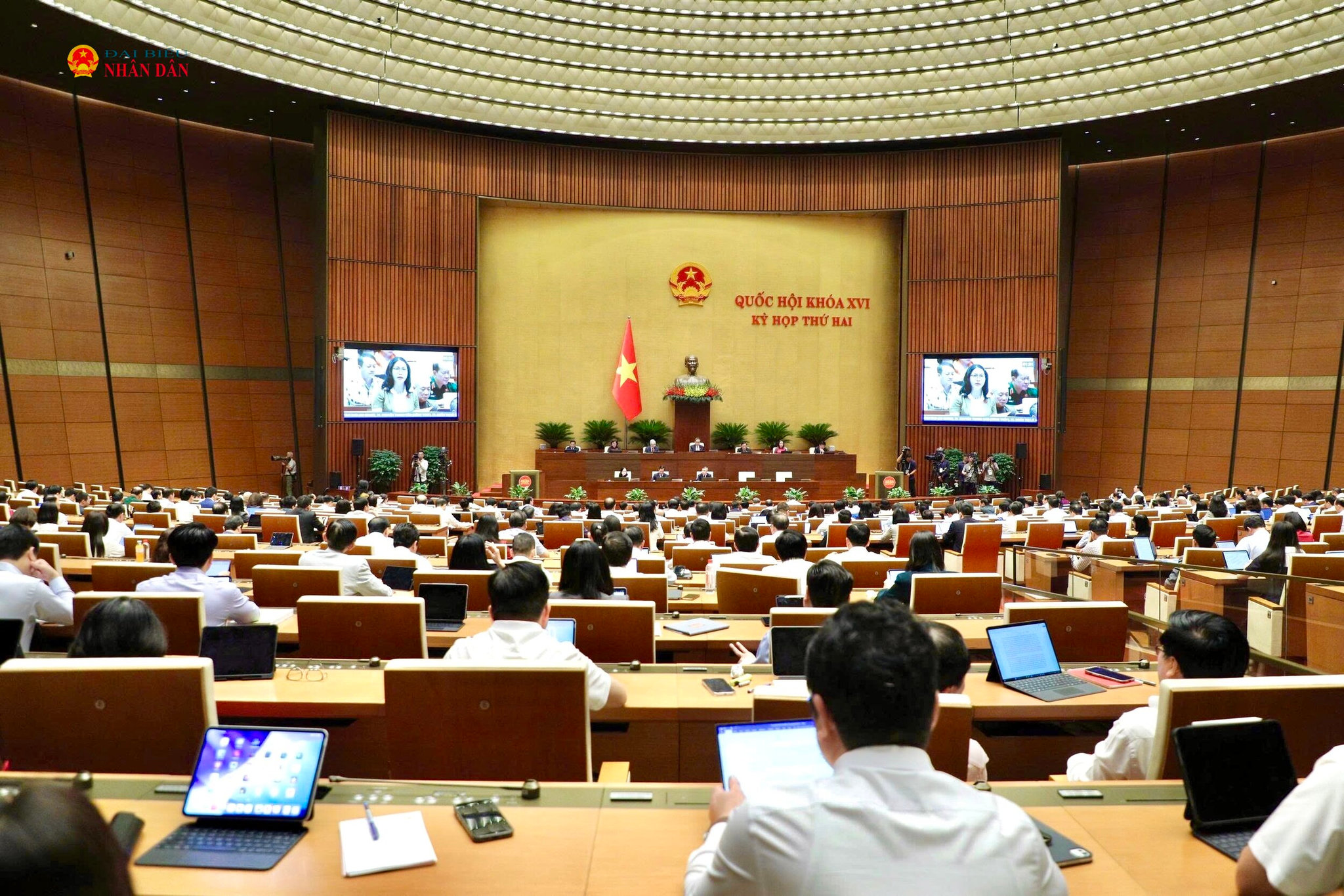 Quang cảnh thảo luận tại hội trường