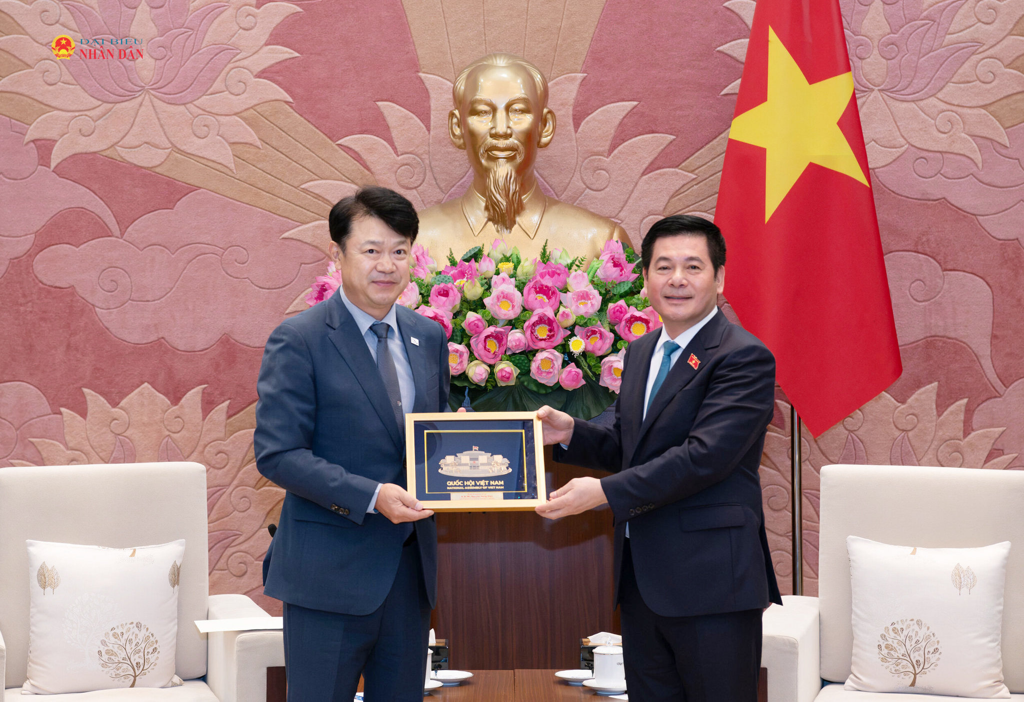 Phó Chủ tịch Quốc hội Nguyễn Hồng Diên trao quà tặng Phó Chủ nhiệm Ủy ban Đất đai, Cơ sở hạ tầng và Giao thông Quốc hội Hàn Quốc Bok Gi-wang
