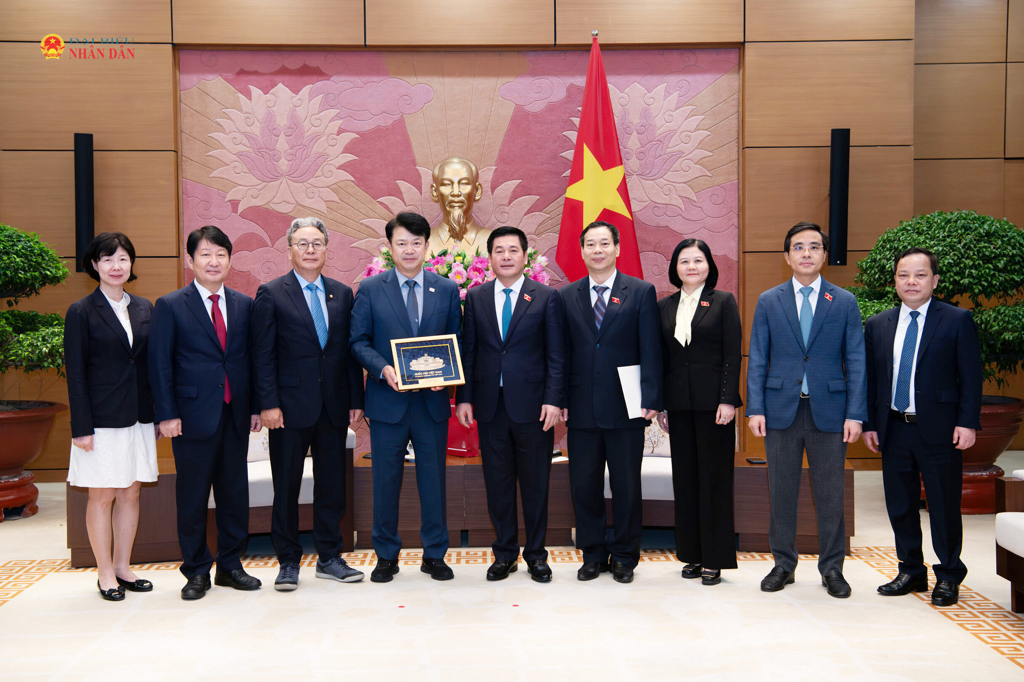 Phó Chủ tịch Quốc hội Nguyễn Hồng Diên, Phó Chủ nhiệm Ủy ban Đất đai, Cơ sở hạ tầng và Giao thông Quốc hội Hàn Quốc Bok Gi-wangvà các đại biểu chụp ảnh lưu niệm