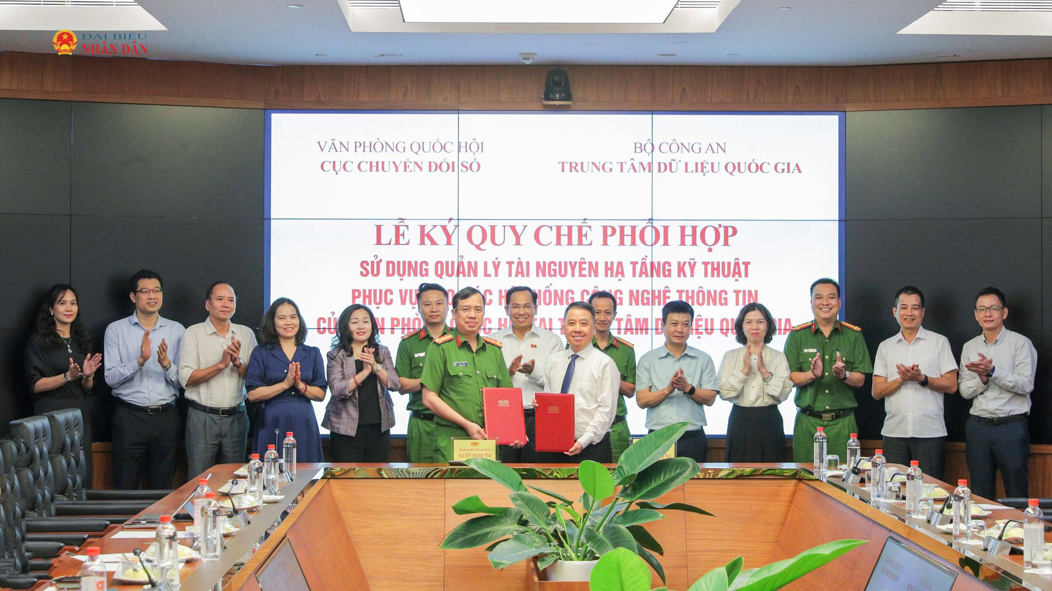 Các đại biểu thực hiện ký kết quy chế. Ảnh Hồ Long