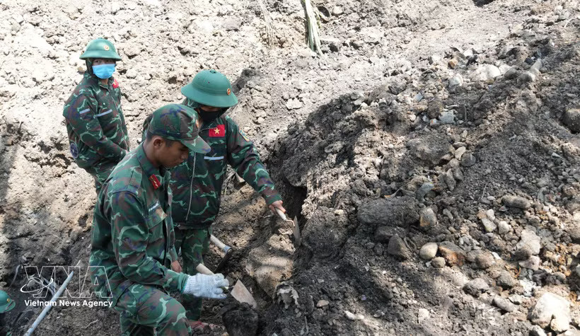 The application of science and technology advancements helps open up new approaches and enhances the effectiveness of searches in areas with complex terrain, where the traces of former battlefields have since changed. (Photo: VNA)