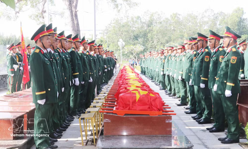 A memorial and burial ceremony for 120 sets of martyrs’ remains is held at the Can Tho city Martyrs’ Cemetery on October 15. (Photo: VNA) vnanet_potal-le-truy-dieu-an-tang-120-hai-cot-liet-si-tai-can-tho-9089070.jpg