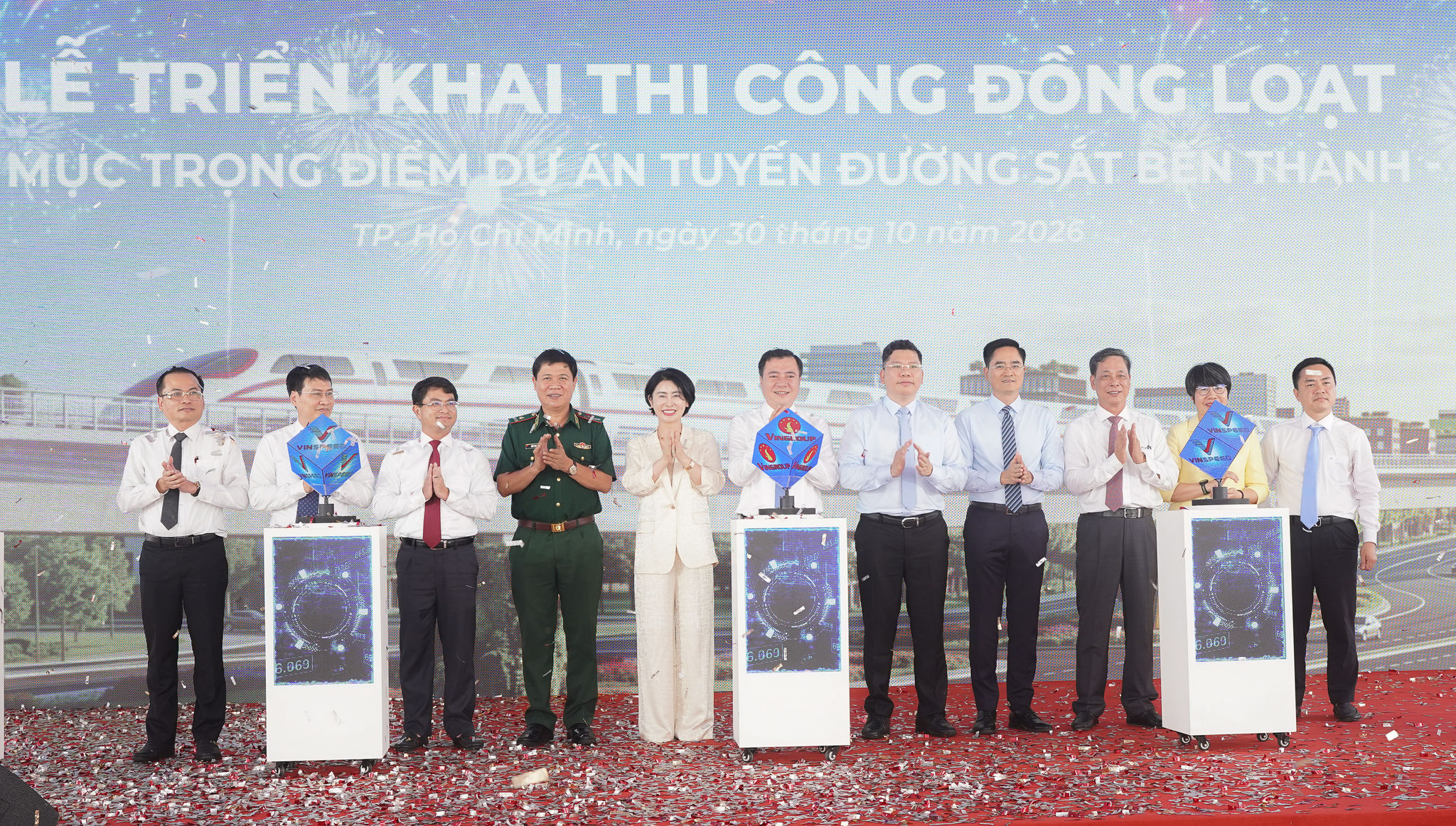 Lãnh đạo Thành ủy, UBND TP. Hồ Chí Minh cùng các sở, ban ngành, địa phương và đại diện nhà đầu tư, nhà thầu triển khai dự án thực hiện nghi thức triển khai thi công đồng loạt dự án