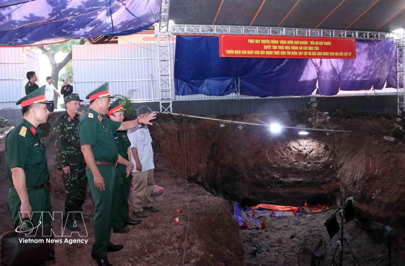 Lieutenant General Le Xuan The, Commander of Military Region 7, checks and directs the search and collection of soldiers' remains at Le Thi Rieng Park in July 2026. (Photo: VNA)