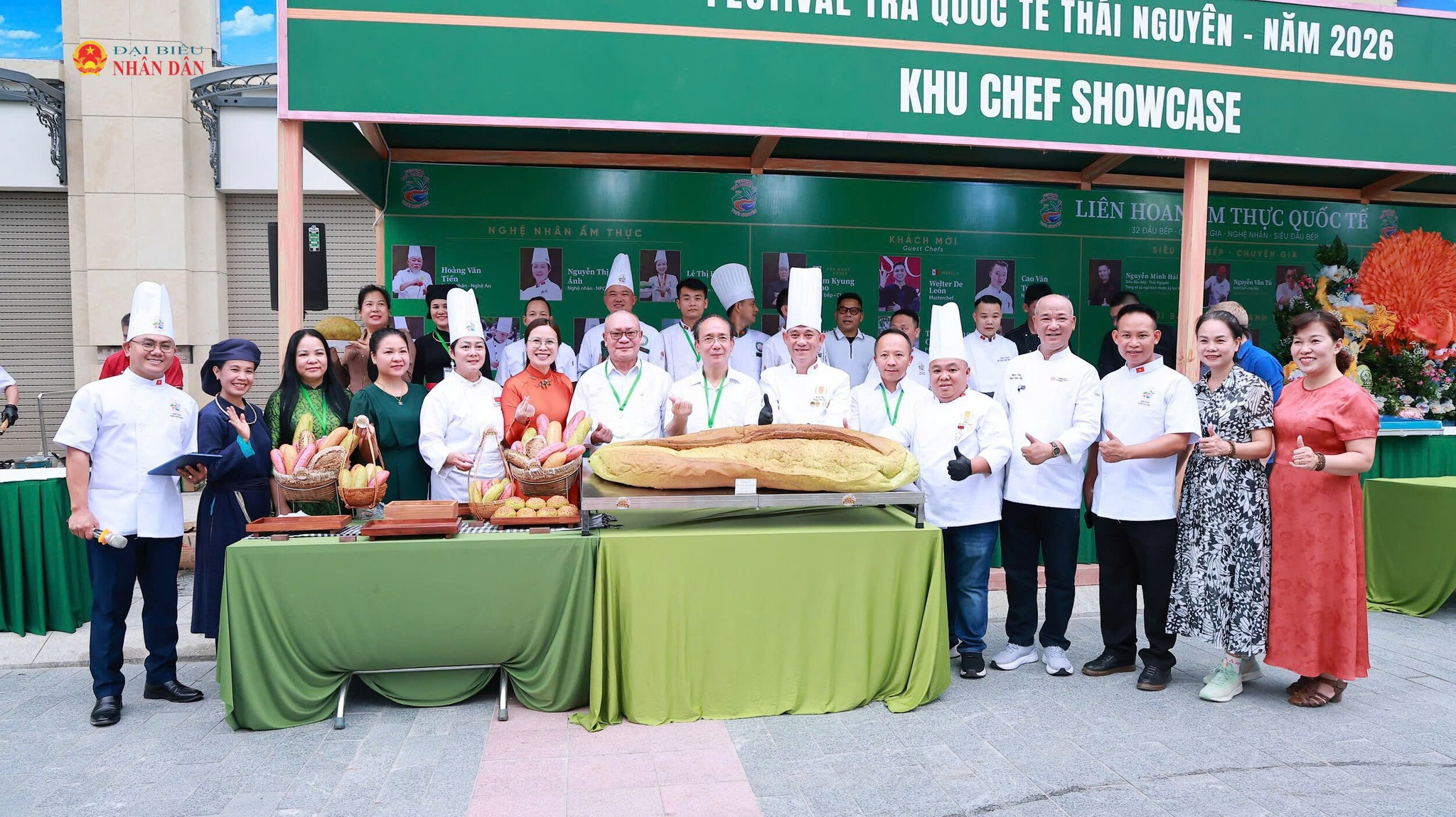 Chiếc bánh mì khổng lồ trà xanh nặng 10kg gây ấn tượng tại không gian trình diễn ẩm thực