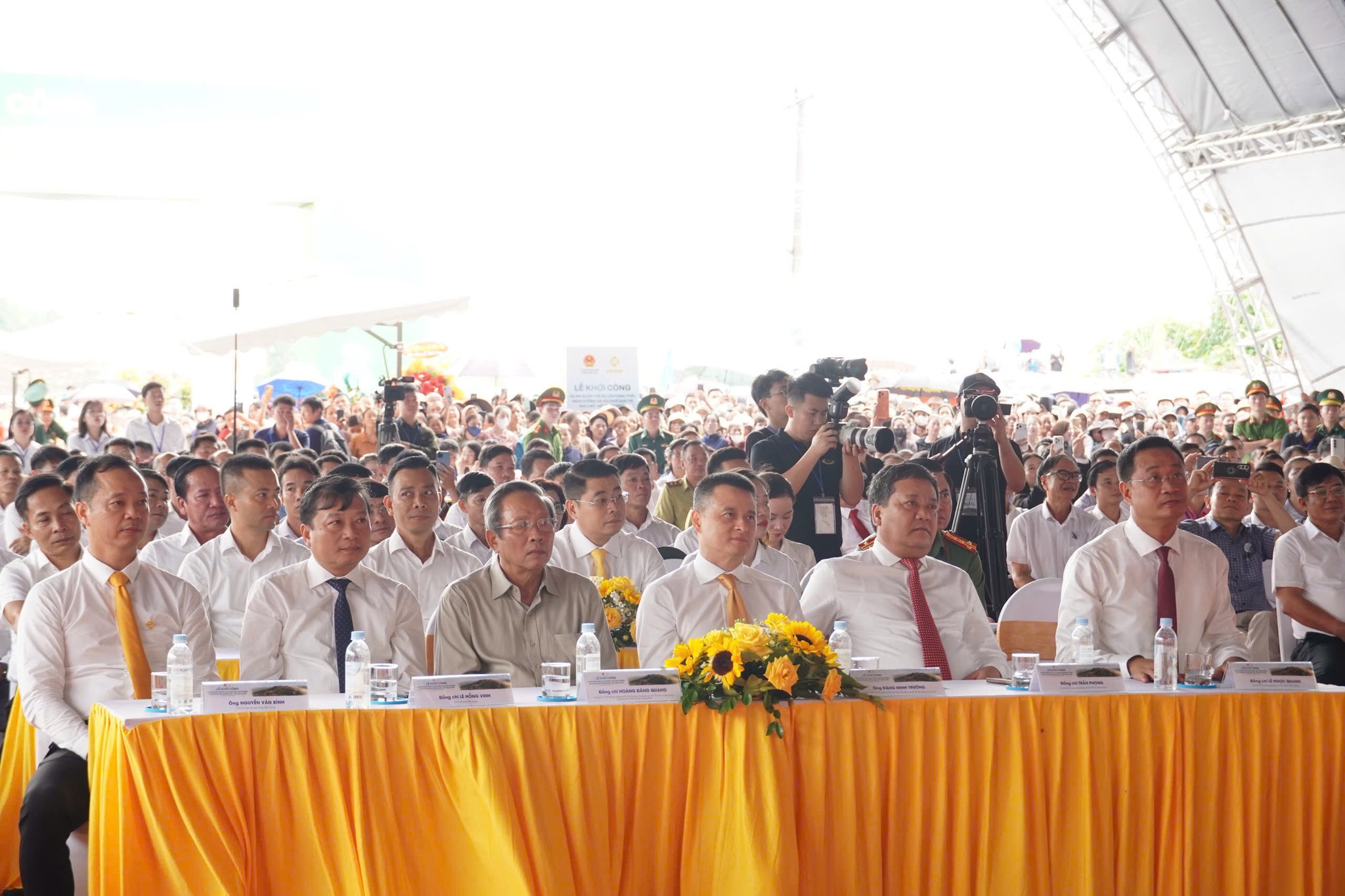 Các đại biểu tham dự buổi lễ