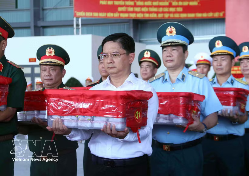 Vice Chairman of the Ho Chi Minh City People’s Committee Nguyen Manh Cuong at the handover ceremony of biological samples for identifying unknown martyrs at the city’s martyrs’ cemeteries. (Photo: VNA)
