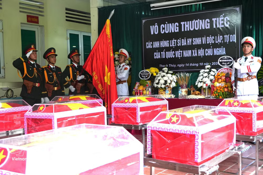 At a reburial ceremony for remains of 93 soldiers (Photo: VNA) vnanet-s.jpg
