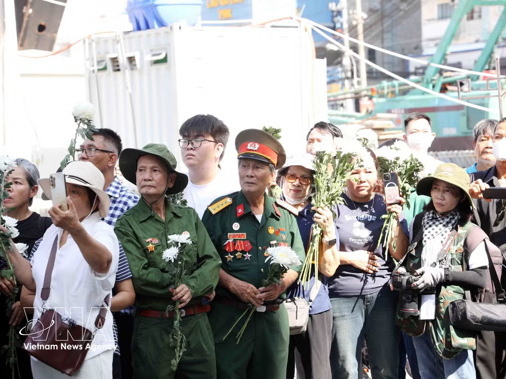The white flowers and solemn gestures of the residents convey countless expressions of gratitude to those who laid down their lives for the nation’s independence and freedom. (Photo: VNA) vnanet-3.jpg