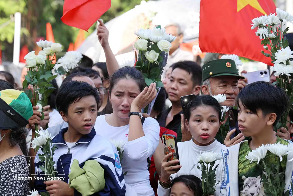 Thousands of residents in Ho Chi Minh City line the streets from early morning on October 14 to pay their respects as a procession carrying the remains of fallen soldiers makes its way to Ho Chi Minh City Martyrs’ Cemetery for reburial. (Photo: VNA) vnanet-2.jpg