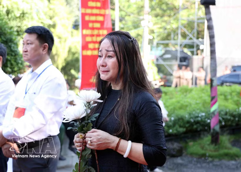 A woman is moved to tears during the October 14 memorial service for fallen soldiers whose remains were recovered from Le Thi Rieng Park (Photo: VNA)