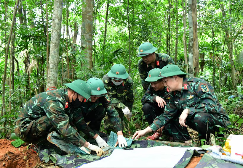 Officers and soldiers recover martyrs’ remains in the area of Khe Cay Loi Hill, Huong Lap commune, Quang Tri province. (Photo published by VNA)