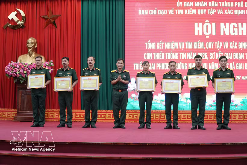 Certificates of merit are presented to collectives and individuals for their outstanding achievements in the search, recovery and identification of martyrs’ remains at the conference held on October 27, 2026. (Photo: VNA)