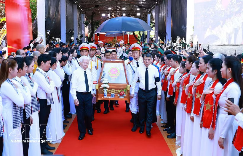 Prime Minister Le Minh Hung (right), former President Nguyen Minh Triet (left), incumbent and former officials, along with local residents attend the ceremony held Ho Chi Minh City on October 14 to commemorate and rebury the remains of 731 fallen soldiers recovered from Le Thi Rieng Park. (Photo: VNA)