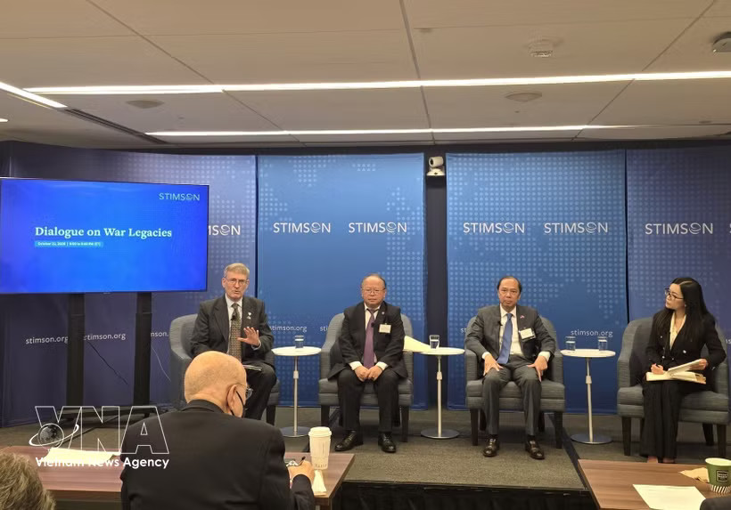 Vietnamese Ambassador to the US Nguyen Quoc Dung (second, right) attends a dialogue on war legacies in Southeast Asia organised by the Stimson Centre in Washington, D.C on October 21. (Photo: VNA) 
