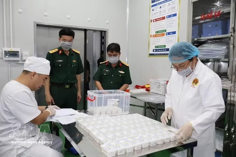 Martyr remains samples from the northern province of Cao Bang are handed over to the Military Institute of Forensic Medicine for DNA analysis. (Photo: VNA)