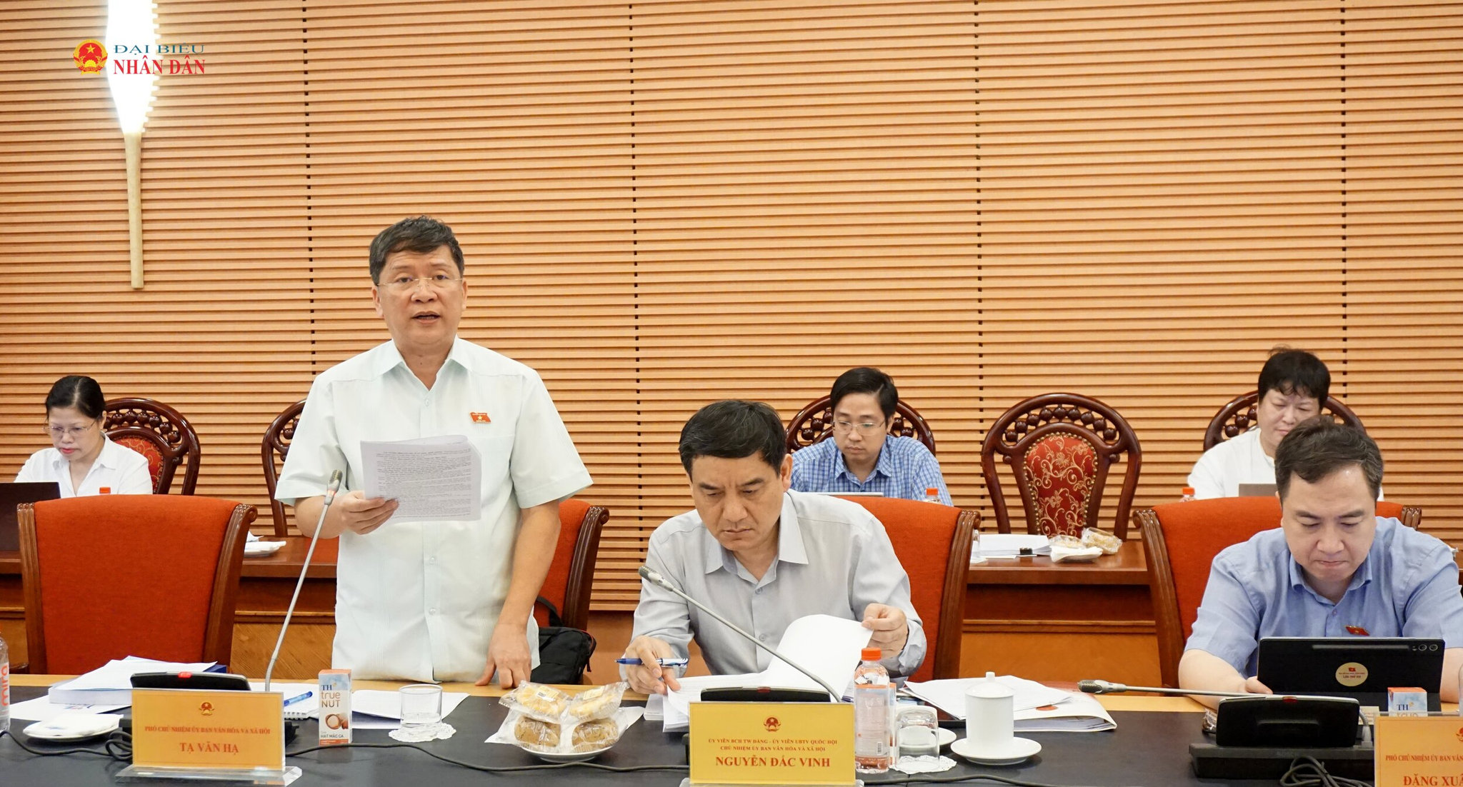 Phó Chủ nhiệm Ủy ban Văn hóa và Xã hội Tạ Văn Hạ trình bày báo cáo Dự thảo thẩm tra Dự án Nghị quyết