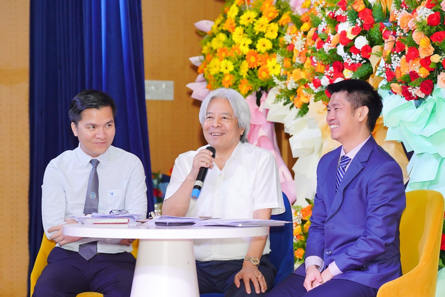 GS.TS. Võ Khánh Vinh (ngồi giữa) tham gia Hội nghị