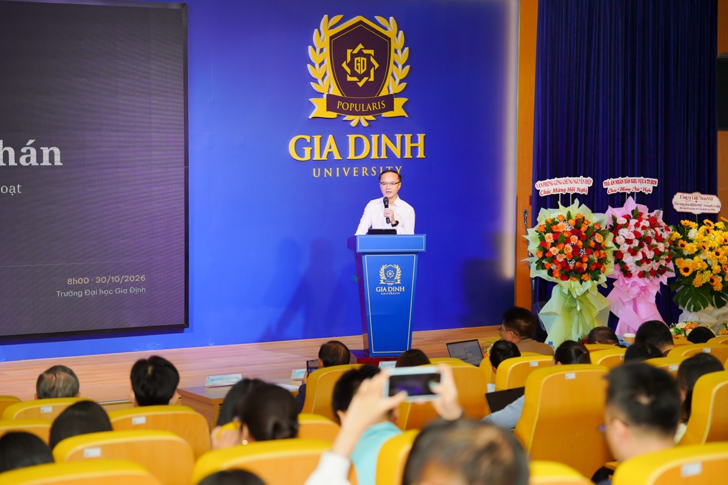 ThS. Thẩm phán Lê Thiết Hùng – Chánh án Tòa án nhân dân khu vực 5, tỉnh Quảng Trị – trình bày tham luận về việc sử dụng trợ lý ảo cho thẩm phán