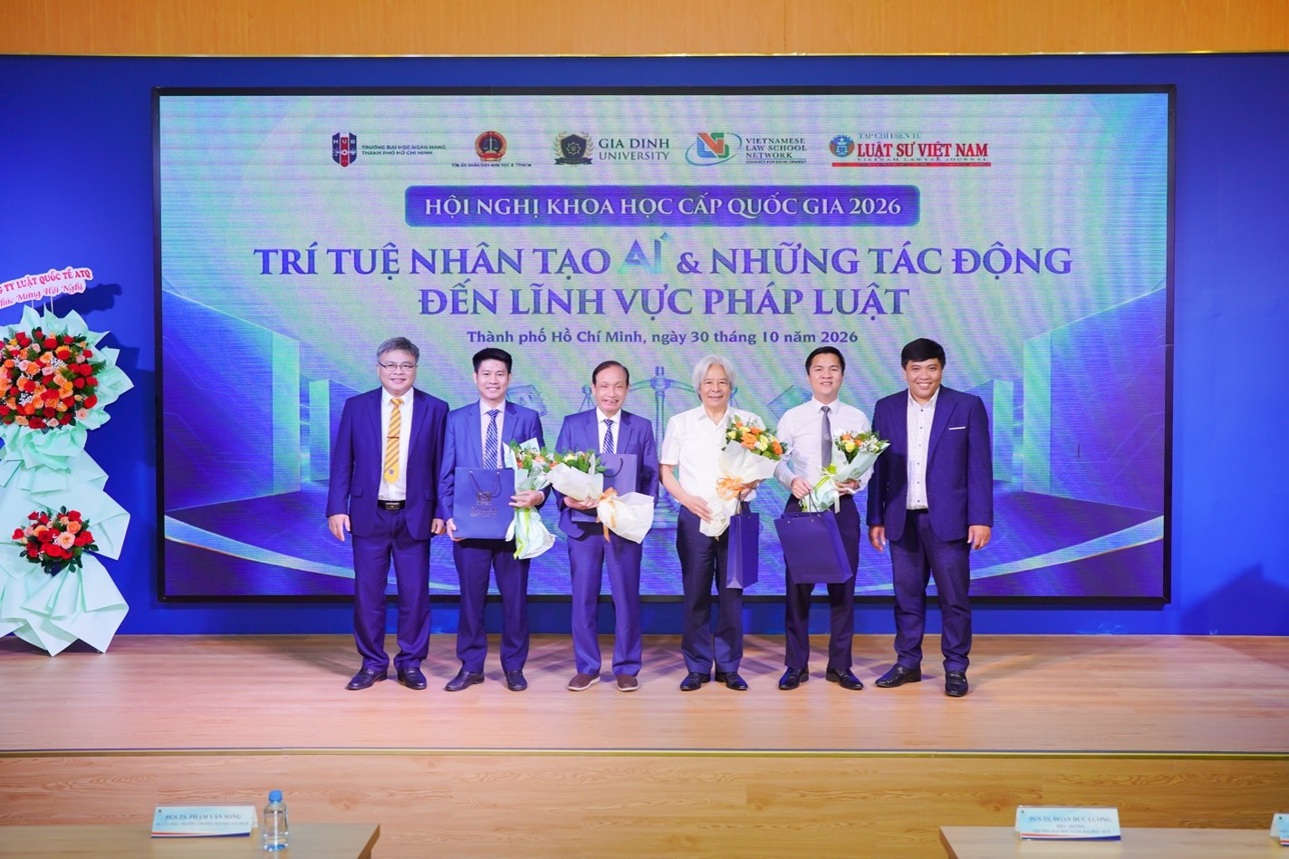 PGS.TS.LS Bùi Kim Hiếu (ngoài cùng bên phải) chụp ảnh lưu niệm cùng các diễn giả, khách mời tham dự hội nghị