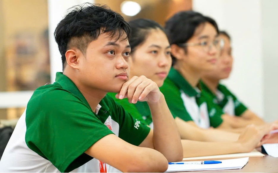 Bằng ý chí, nghị lực và khát vọng học tập, Cường đang kiên trì viết tiếp ước mơ về một ngày không xa được đứng trên bục giảng. Ảnh nhân vật cung cấp.