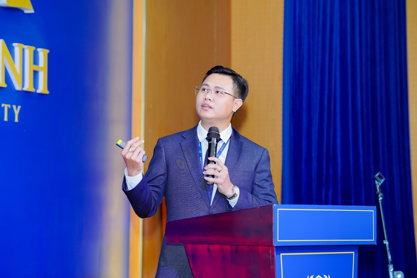 ThS. DS. Nguyễn Công Hậu, giảng viên Khoa Khoa học sức khỏe, GDU đã đưa ra vấn đề “Hoàn thiện khung pháp lý điều chỉnh hoạt động bán lẻ thuốc ứng dụng trí tuệ nhân tạo: tiếp cận từ Luật Dược số 44/2024/QH15”