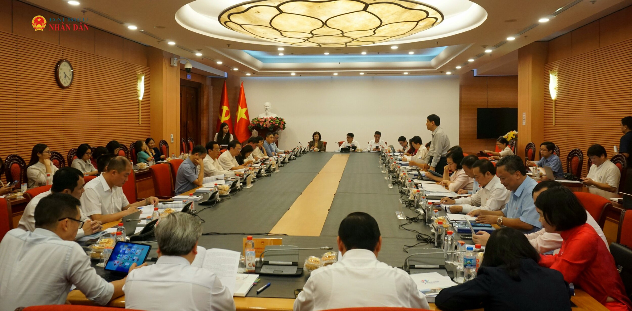 Quang cảnh phiên họp