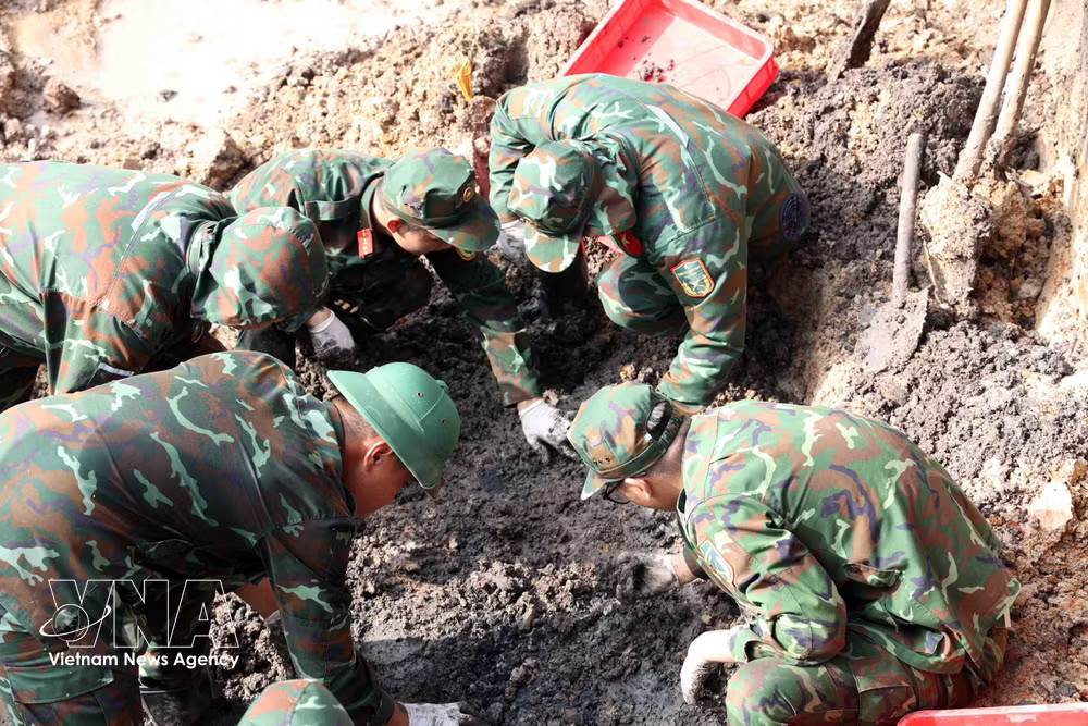 Officers and soldiers of Team K74 accelerate the search for and recovery of martyrs' remains at Le Thi Rieng Park. (Photo: VNA) vnanet_potal-tiep-tuc-trien-khai-cong-tac-tim-kiem-quy-tap-hai-cot-liet-si-tai-cong-vien-le-thi-rieng-9101189.jpg