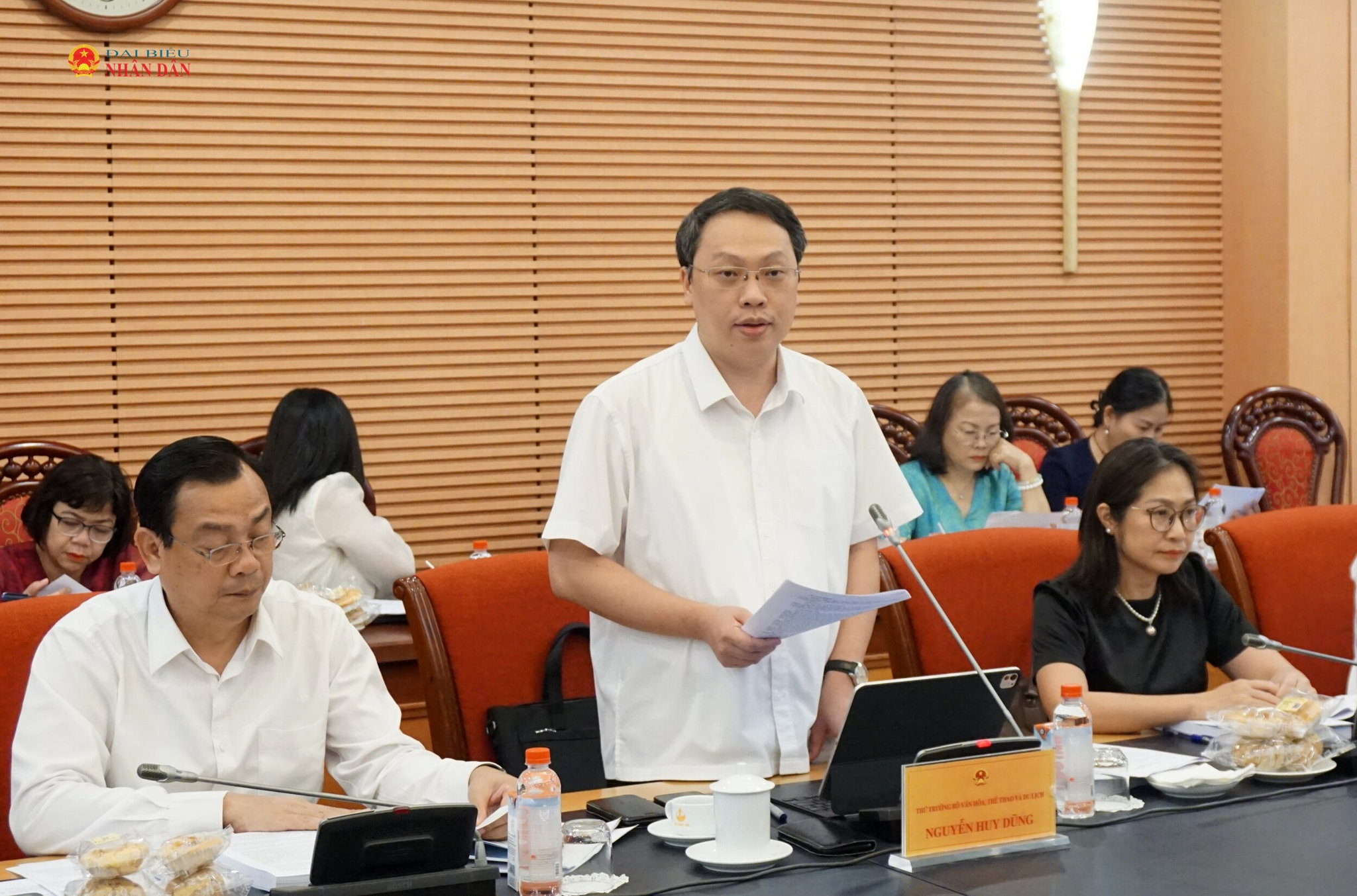 Thứ trưởng Bộ Văn hóa, Thể thao và Du lịch Nguyễn Huy Dũng trình bày tóm tắt Dự thảo Nghị quyết