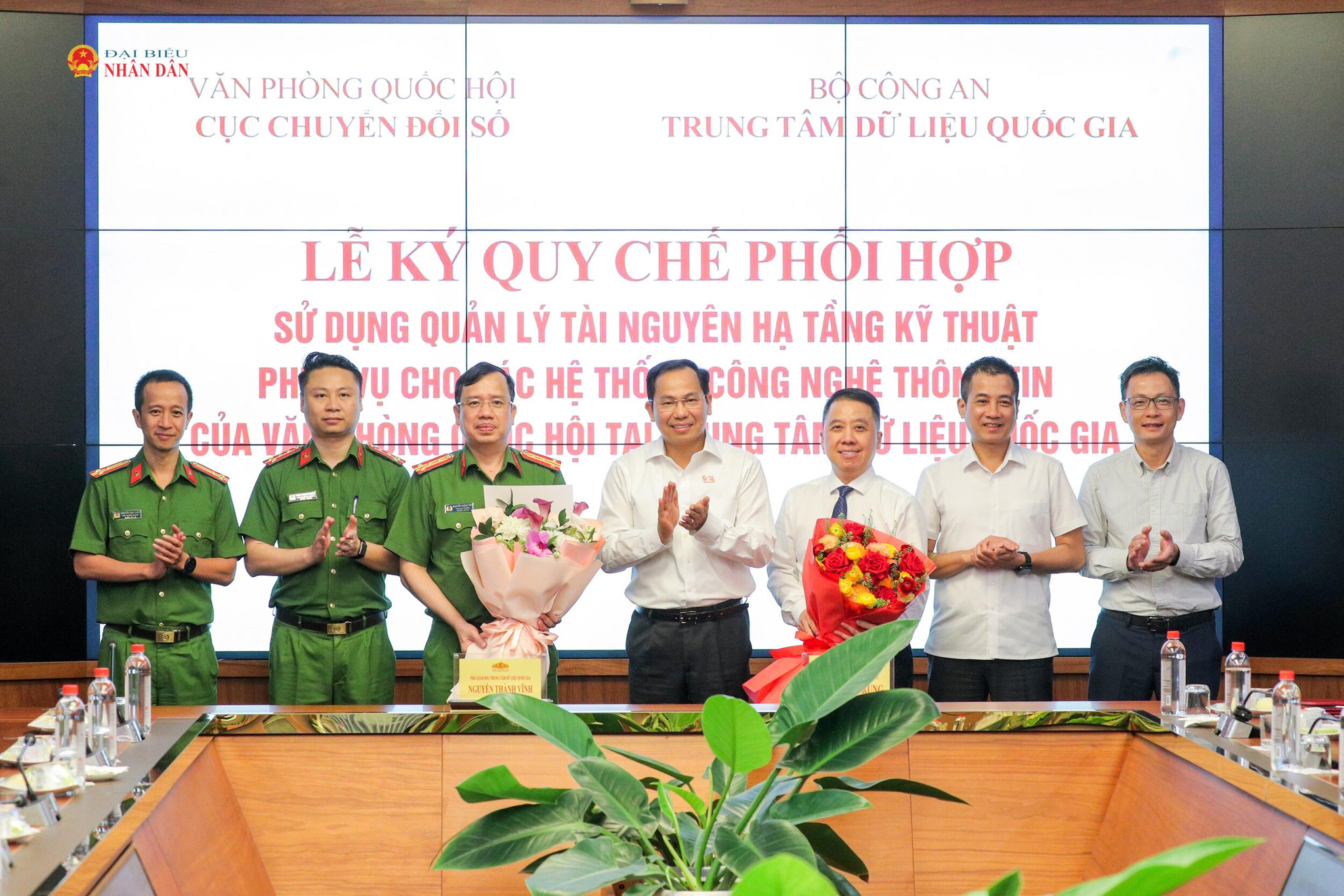 Tổng Thư ký Quốc hội, Chủ nhiệm Văn phòng Quốc hội Lê Quang Mạnh tặng hoa cho các đại biểu. Ảnh Hồ Long