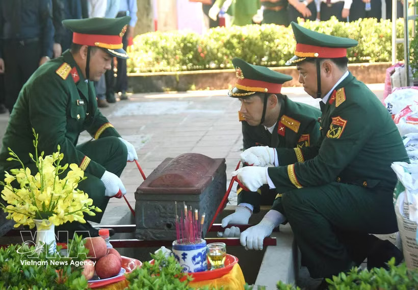 Soldiers prepare to conduct the burial ceremony for the remains of a martyr at the Quang Tri Martyrs' Cemetery. (Photo: VNA)