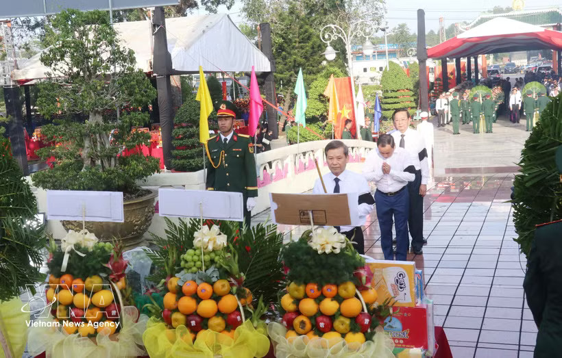 Politburo member, Secretary of the Communist Party of Vietnam Central Committee and head of the Party Central Committee’s Commission for Internal Affairs Le Minh Tri offers incense at the Can Tho city Martyrs’ Cemetery. (Photo: VNA)