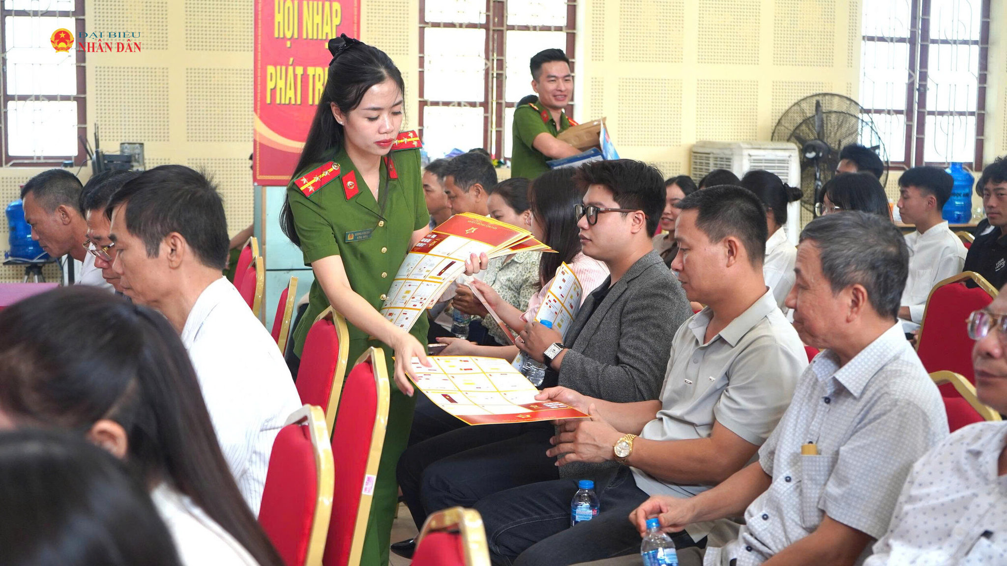Người dân được hướng dẫn sử dụng ứng dụng VNeID để tố giác, cung cấp tin báo về tội phạm ma túy