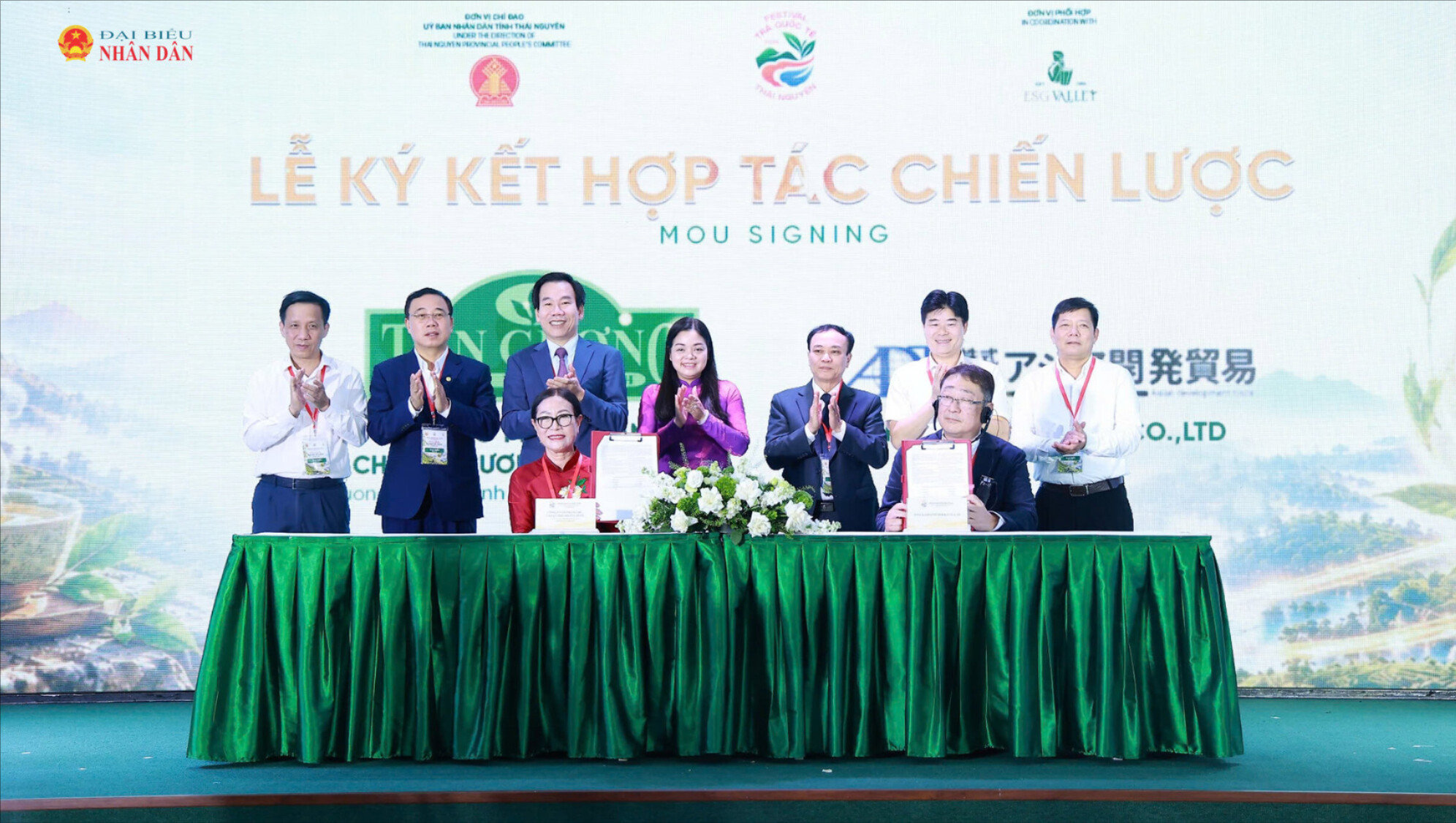 Đại diện các doanh nghiệp, tổ chức trong nước và quốc tế ký kết thỏa thuận hợp tác phát triển ngành trà