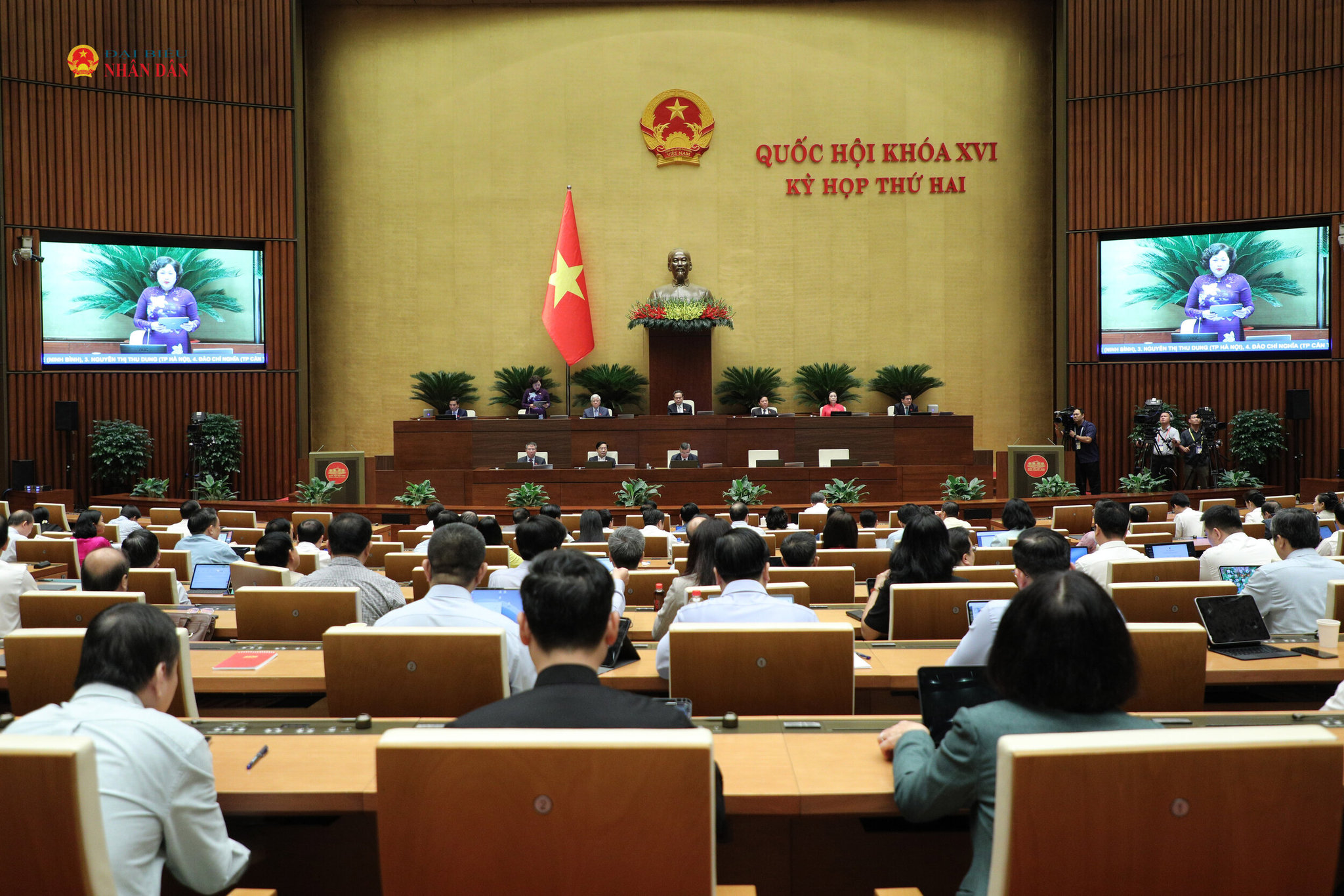 Toàn cảnh phiên thảo luận tại Hội trường, sáng 31/10